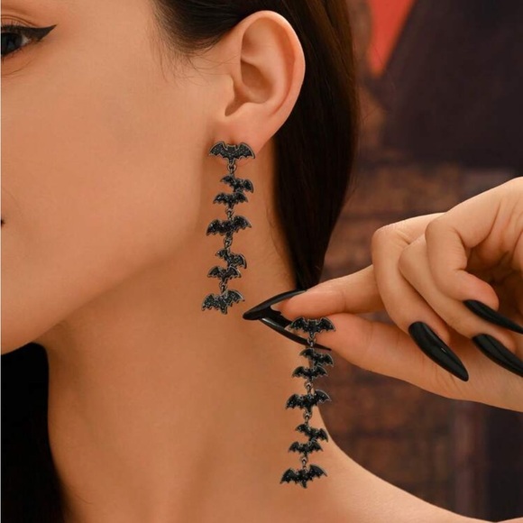 Black Sparkly Bats 🦇 Dangling Earrings NWT - Picture 1 of 4